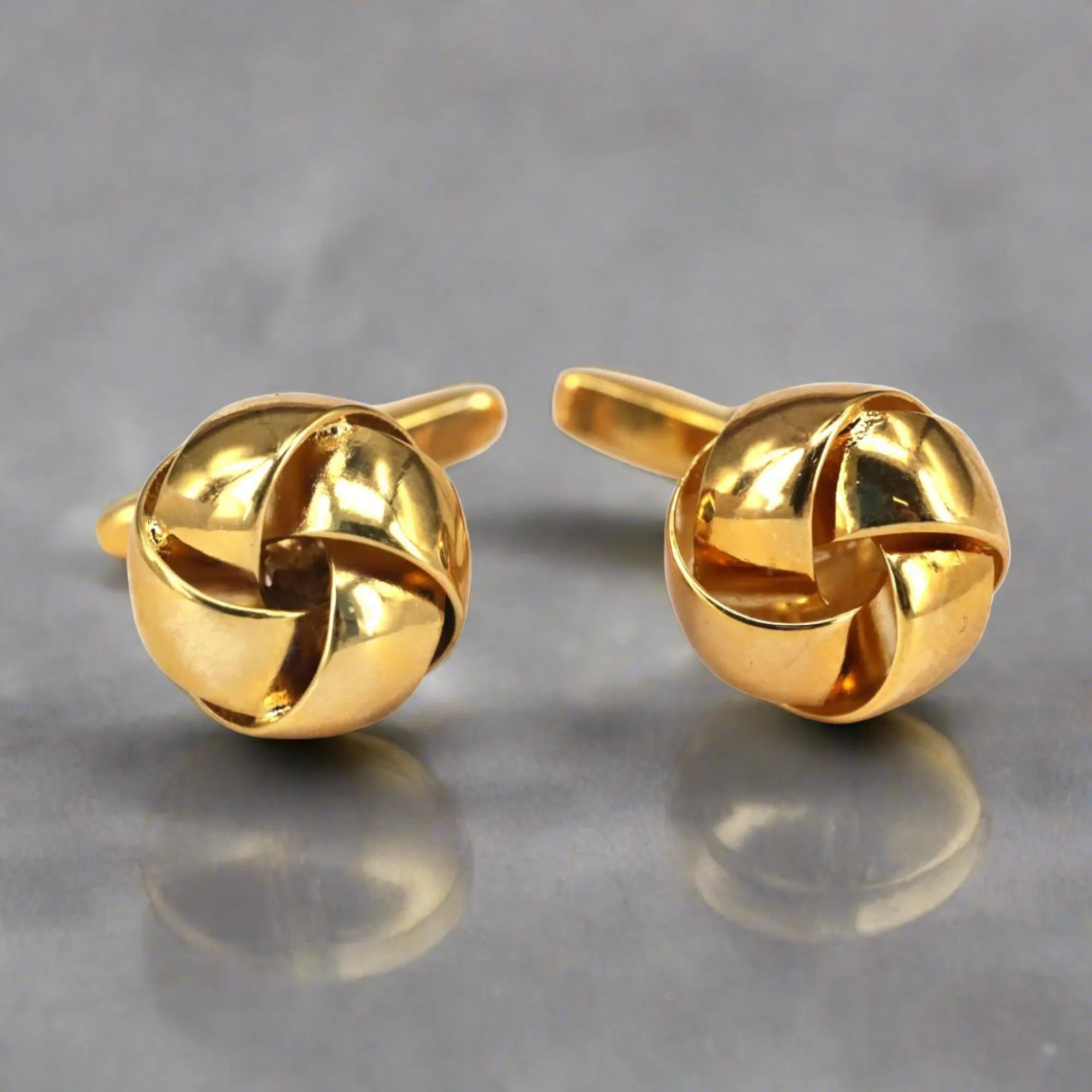 Big Knot in Gold Cufflink (Online Exclusive)