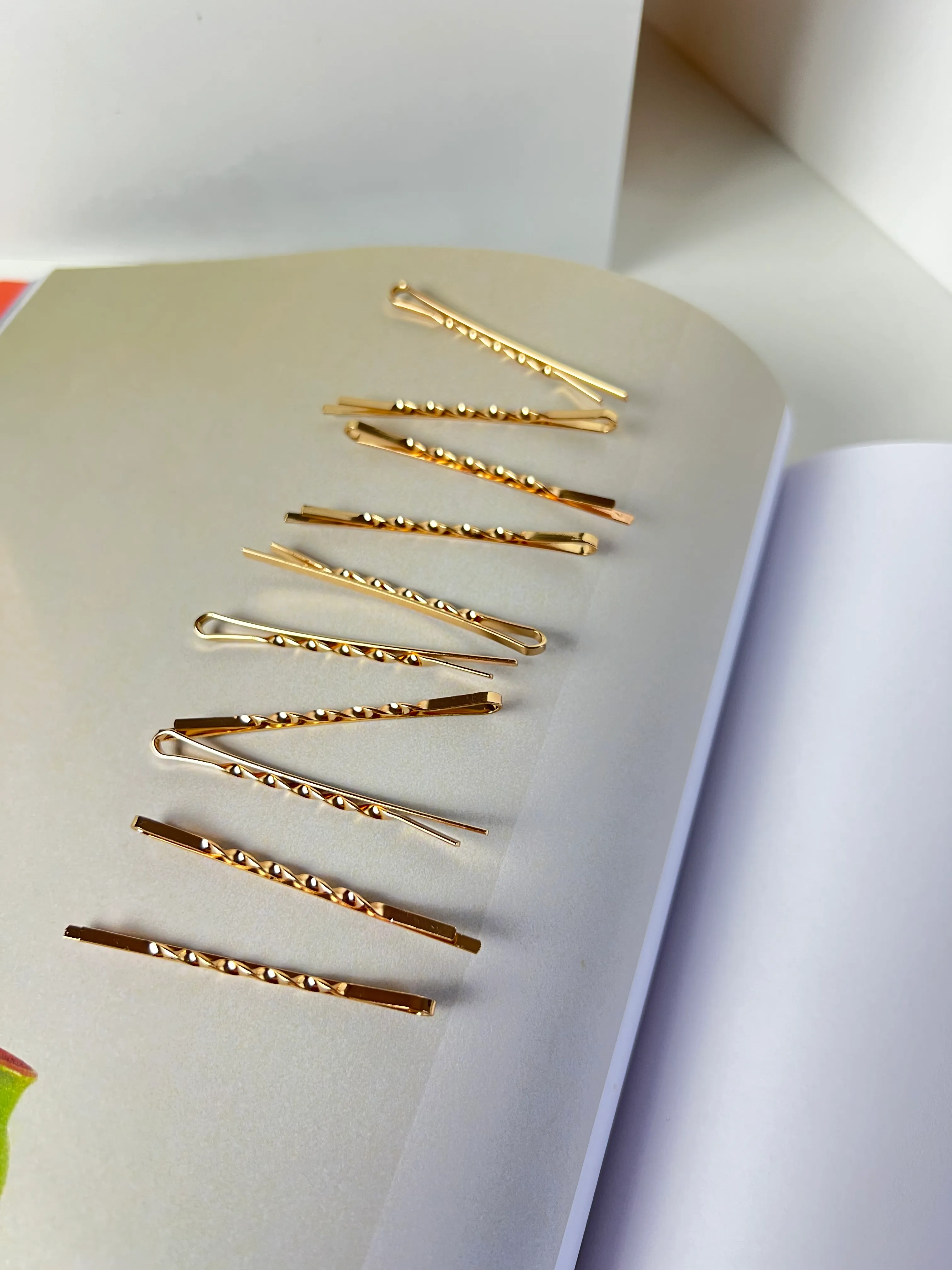 Elegant Knot 14K Gold Crystal Bobby Pin Set